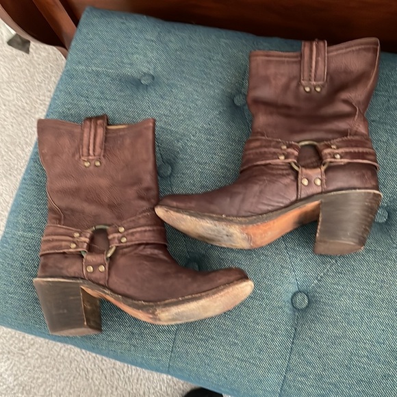 Frye distressed leather engineer boots in great condition! - Picture 5 of 8